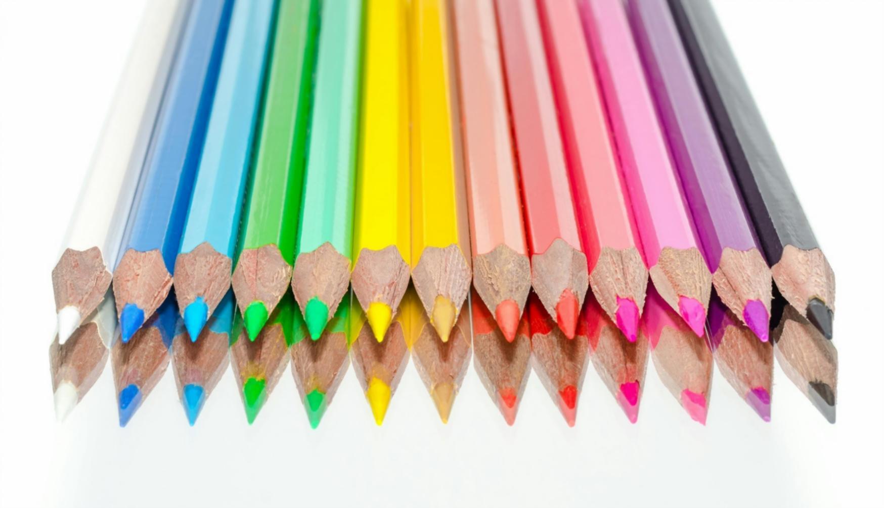 Studenti che lavorano insieme durante una sessione di disegno digitale