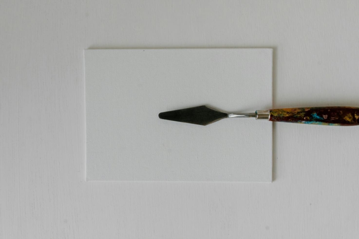 Dettaglio di una tavoletta grafica con pennini e strumenti di lavoro