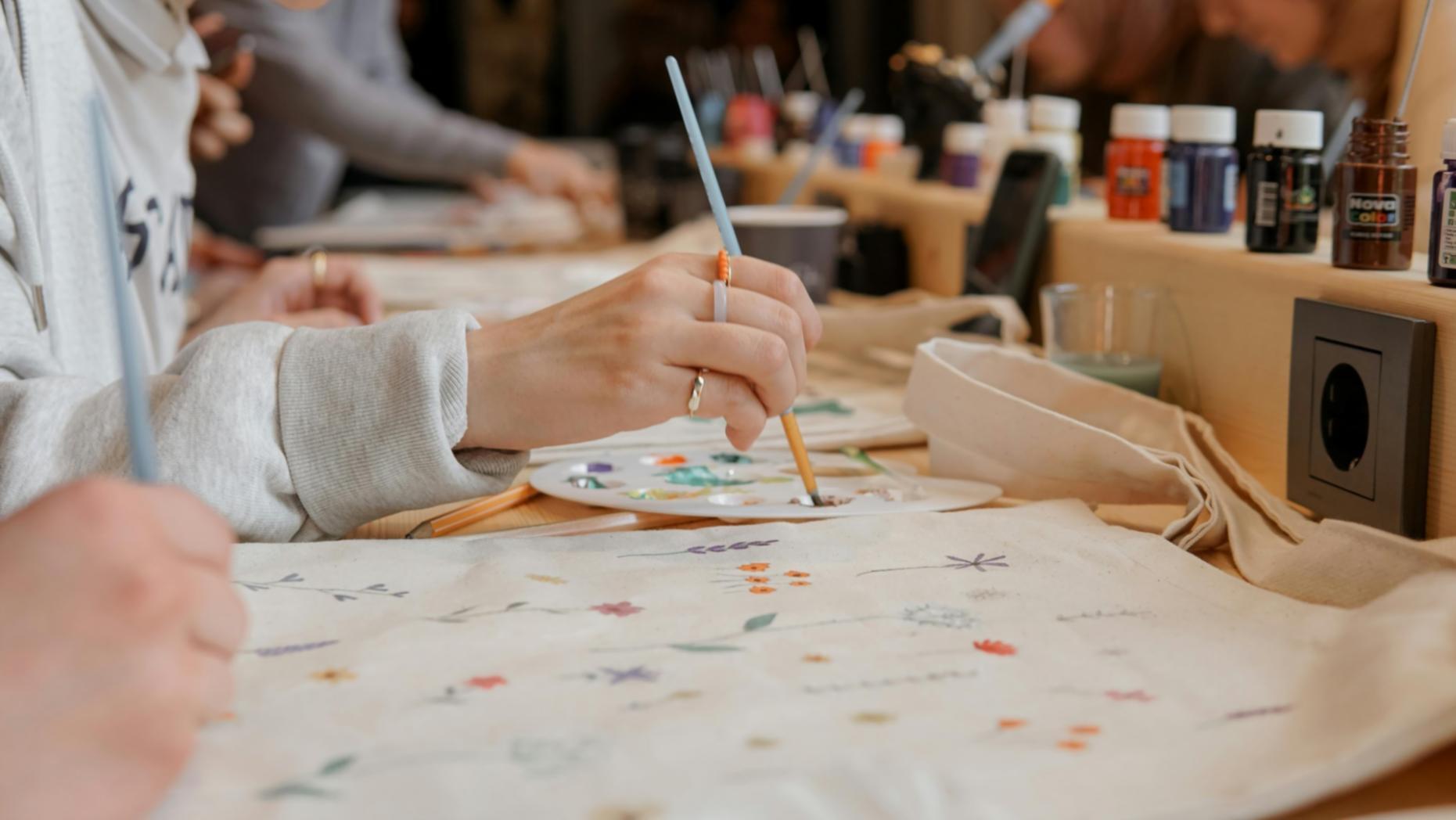 Sessione pratica di digital drawing con studenti al lavoro