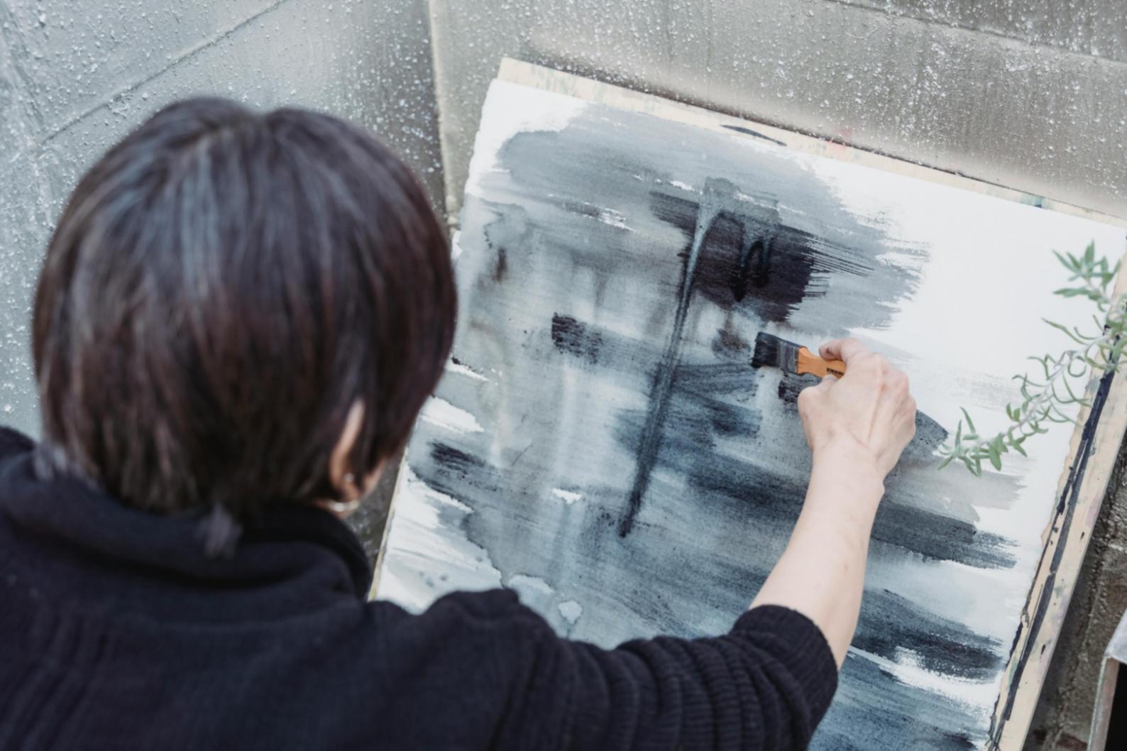 Artista digitale al lavoro su tablet con pennino
